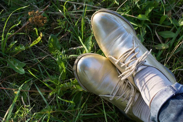 Piernas Mujer Jeans Zapatos Dorados Contexto Hierba Verde —  Fotos de Stock