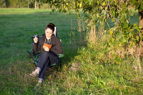 Fille Repose Dans Parc Assis Dans Une Chaise Camping Tient — Photo