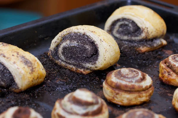 Panini Ripieni Papavero Cannella Noci Sdraiati Una Teglia Panini Cucina — Foto Stock