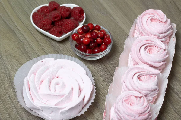 Rosa Marshmallow Presentask Närheten Finns Bukett Tranbär Och Hallon — Stockfoto