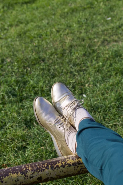 Chica Chándal Verde Zapatos Dorados Campo Deportes Primer Plano Las — Foto de Stock