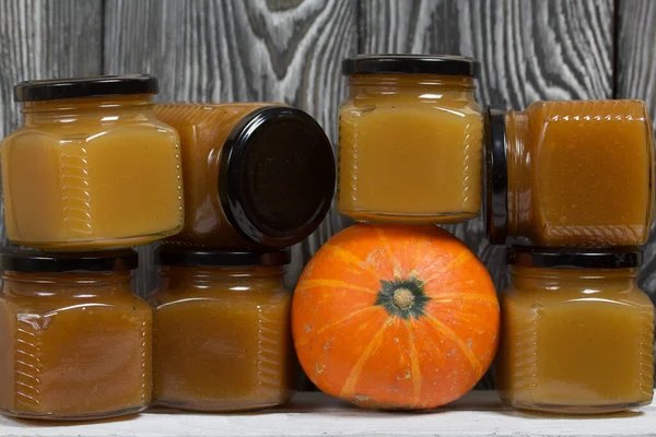 Fruitjam Potten Vlakbij Een Oranje Pompoen Staat Een Wit Beschilderde — Stockfoto