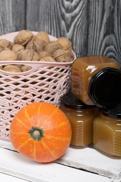 Cesto Noci Vasetti Marmellata Nelle Vicinanze Una Zucca Arancione Stanno — Foto Stock