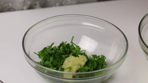 A woman mixes parsley, garlic and salt in a glass container. Salted lard with herbs and spices. — Stock Footage A woman mixes parsley, garlic and salt in a glass container. Salted lard with herbs and spices. Stock Footage