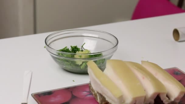 Il grasso tritato giace sulla lavagna. Il contenitore contiene prezzemolo e aglio. Strutto salato con erbe e spezie. — Video Stock