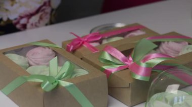 Zephyr hediye karton kutularda paketlendi. Fiyonka bağlanmış bir kurdeleyle bağlanmış. Kadın bir kibritle kurdelenin kenarlarını yakıyor..