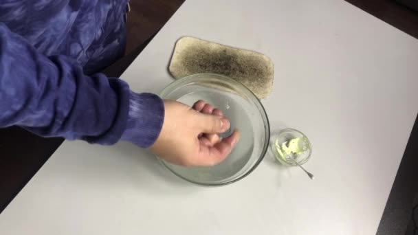 구리 동전의 특허와 황산 연고. 사람이 황산 연고를 뜨거운 물에 넣고 동전을 문지르는 모습 — 비디오
