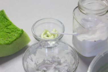 Bakır sikkeleri temizlemek için soda lapası. Patinaj için sülfürik merhem.