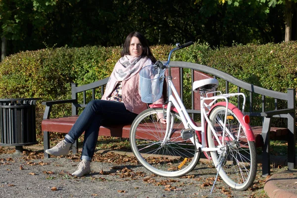 Mädchen Auf Einer Radtour Herbstpark Sitzt Auf Einer Bank Gibt — Stockfoto