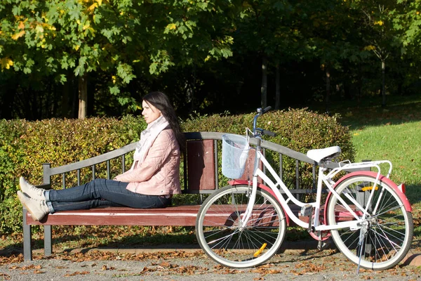 Mädchen Auf Einer Radtour Herbstpark Sitzt Mit Ausgestreckten Beinen Auf — Stockfoto