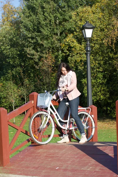 Fille Balade Vélo Dans Parc Automne Traversée Pont Bois Avec — Photo