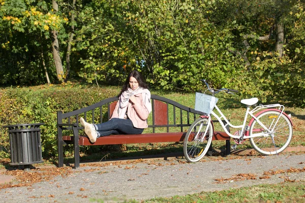 Mädchen Auf Einer Radtour Herbstpark Sitzt Mit Ausgestreckten Beinen Auf — Stockfoto