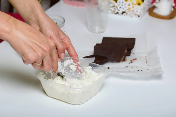 Mujer Revolviendo Coco Crema Cerca Hay Trozos Chocolate Tarta Levington — Foto de Stock
