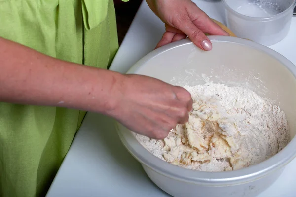 女は生地をこねている バター 小麦粉をボウルに入れます レビントンケーキ準備の段階 — ストック写真