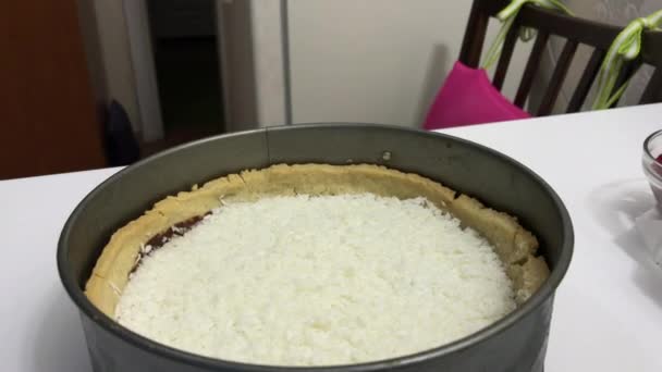 Copos de coco en ganache de chocolate en un pastel de esponja al horno. Cocinar Levington Pie. — Vídeos de Stock