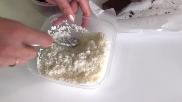 一个女人把椰子、糖和牛奶混合在一起.煮李文顿派 — 图库视频影像
