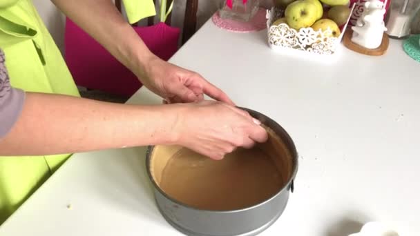 Egy nő kiegyenesíti a tésztát egy összecsukható pite serpenyőben. Levington pite főzés. — Stock videók