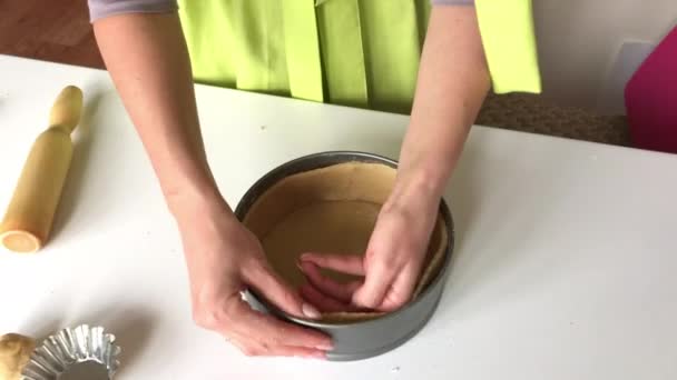 Μια γυναίκα βάζει τη ζύμη σε ένα ετοιμόρροπο ταψί. Μαγειρική Levington Pie — Αρχείο Βίντεο