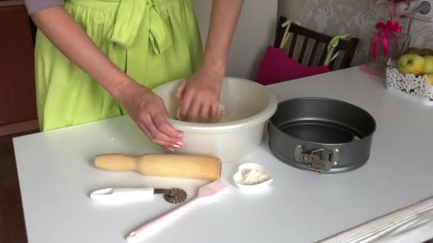 Kobieta ugniata forsę. Masło, cukier i mąka w misce. Ciasto Levington, etapy przygotowania — Wideo stockowe