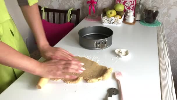 Kvinnan rullar ut degen. Matlagningsverktyg finns i närheten. Levington kaka, stadier av beredning. — Stockvideo