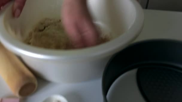 Женщина смешивает тесто. Масло, сахар и мука в миске. Левингтонский торт, стадии подготовки. — стоковое видео