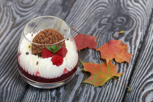 Postre Hecho Queso Crema Con Jalea Frambuesa Decorado Con Galletas —  Fotos de Stock