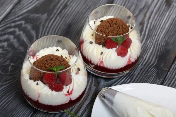 Postre Hecho Queso Crema Con Jalea Frambuesa Decorado Con Galletas —  Fotos de Stock