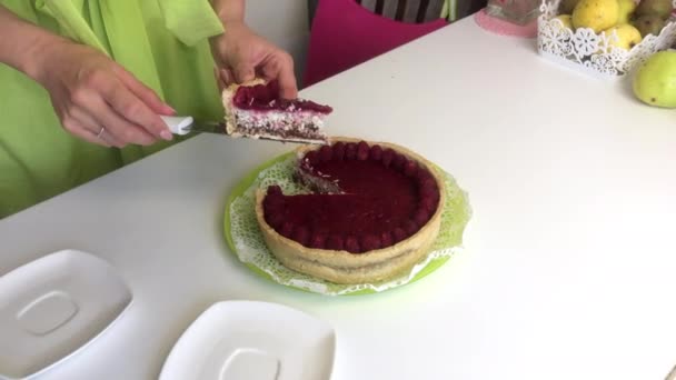Μια γυναίκα κόβει μια τούρτα Λέβινγκτον με μαρμελάδα βατόμουρο. Βερίκοκα βερίκοκα — Αρχείο Βίντεο