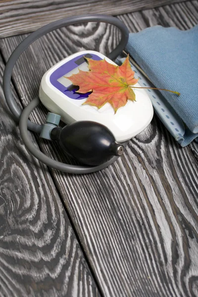 Tonometer Voor Het Meten Van Bloeddruk Onder Herfst Esdoorn Bladeren — Stockfoto