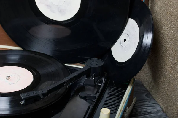 Viejo Tocadiscos Varios Discos Vinilo Están Cerca Equipo Fiesta Retro — Foto de Stock