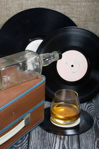 Old Turntable Nearby Glass Strong Alcohol Empty Glass Bottle Retro — Stock Photo, Image