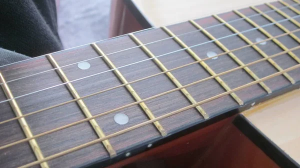 Gitarrenhals Mit Goldenen Saiten — Stockfoto