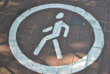 Yerde yaya tabelası var.