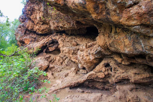 Colina Rocha Com Cavernas Plantas Lado — Fotografia de Stock