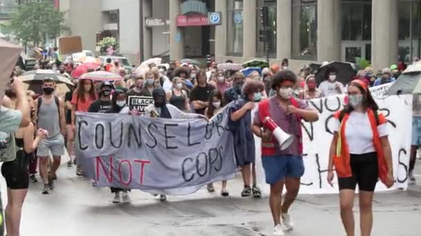 세인트폴 미네소타 2020 학교의 경찰은 항의하지 않습니다 참가자들은 마스크를 사인이 — 비디오