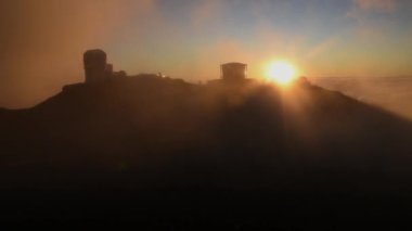 Maui, Hawaii. 21 Ocak 2018. Haleakala Krateri, Haleakala Ulusal Parkı, Haleakala Gözlemevi. Sis ve sisli bir yağmur gün batımında gözlemevini kaplıyor. Ürkütücü bir manzara yaratıyor..