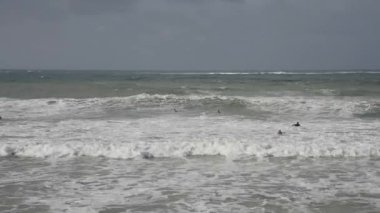 Maui, Hawaii. 21 Ocak 2018. Kızgın bir okyanusta büyük dalgalarda sörf yapan sörfçüler. 