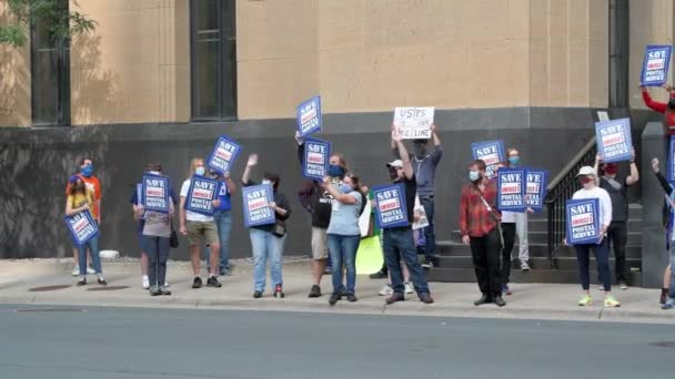 明尼苏达州明尼阿波利斯2020年9月13日 邮政工作人员聚集在一起 要求国会采取行动拯救邮政服务 示威者挥挥手示意过往车辆 — 图库视频影像