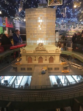 16 Aralık 2017 - New York Şehri: Model trenler, polis arabası, New York sarı taksileri Transit Müzesi Annex Tatil Tren Fuarı Grand Central Terminali, New York.