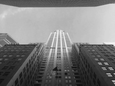 3 Şubat 2018 - New York Şehri: Lexington Bulvarı 'ndaki Chrysler Binası' ndaki ikonik Art Deco Gökdeleni 'nin girişinde bayrak direğinde Amerikan bayrağı. Yukarı bakıyorum..