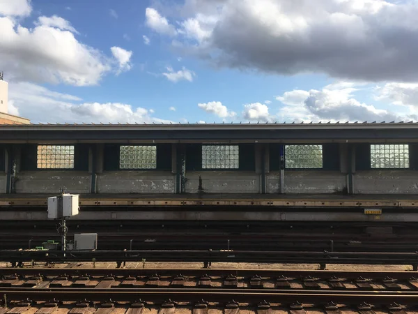 Plataforma Metro Elevada Vacía Con Vías Metro Primer Plano Cielo — Foto de Stock