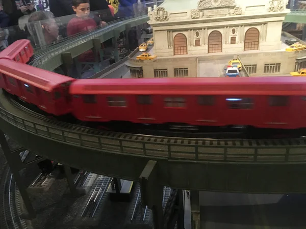 Грудня 2017 Нью Йорк Хлопці Дивляться Вінтажний Червоний Поїзд Трасі — стокове фото