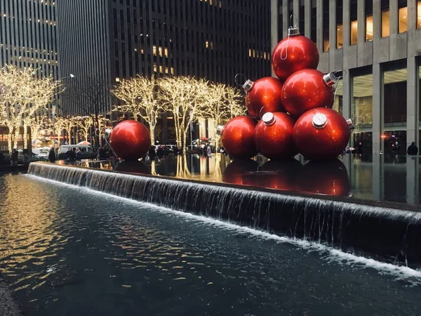 Décembre 2017 New York Des Ornements Rouges Géants Dans Une — Photo