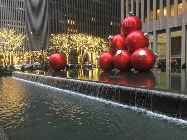 Décembre 2017 New York Des Ornements Rouges Géants Dans Une — Photo