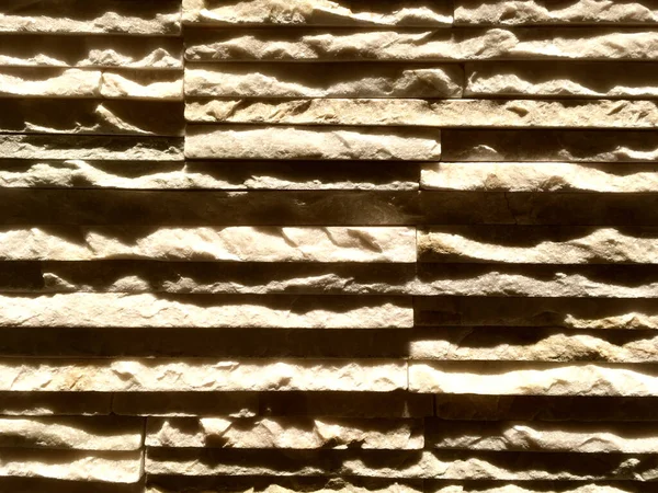 İnce kayalık katmanlar, pürüzlü ve pürüzlü. Farklı kalınlıkta granitin iç duvarı yatay olarak yerleştirilmiş. Kayalık arka plan. Sıcak filtre eklendi.