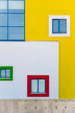 Modern bir binanın çok renkli bir cephesinin parçası..