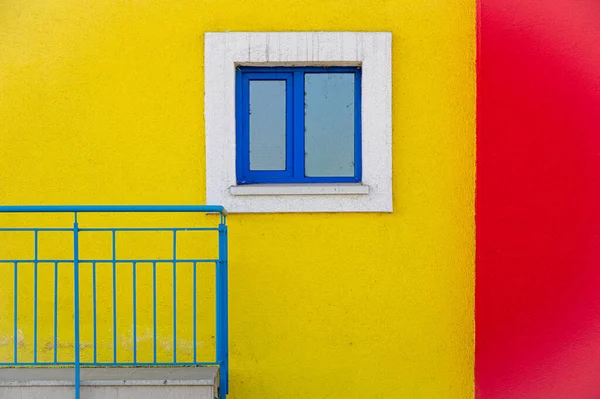 Fragment Façade Colorée Bâtiment Avec Plâtre Coloré Des Fenêtres Différentes — Photo