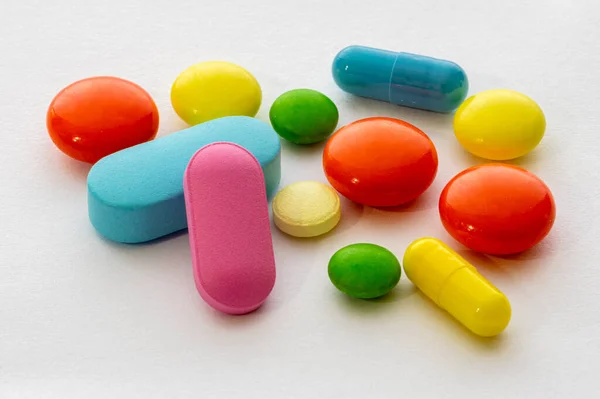 Comprimidos Comprimidos Redondos Ovais Multicoloridos Close Sobre Fundo Branco — Fotografia de Stock