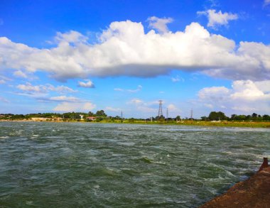 Baraj suyunun altındaki mavi gökyüzü o kadar güzel ki sabah gördüğümüzde doğayı hissediyoruz..