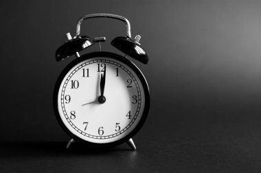 Siyah arkaplanda alarm saati.